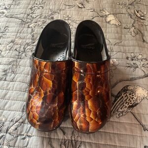 Dansko Clogs Sz 6 1/2